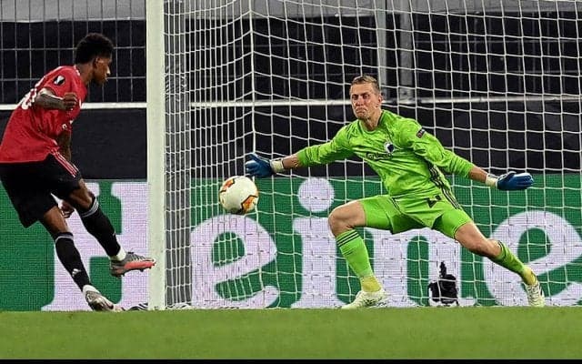 コペンハーゲン守護神がEL記録の1試合13セーブ!　赤い悪魔の前に立ちはだかった“聖カール”