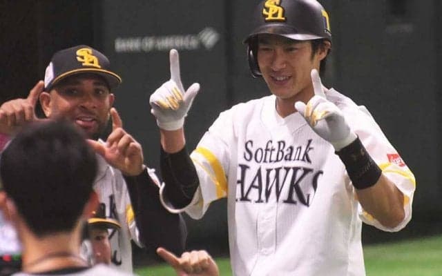 「理不尽の域」「千賀が悪い打法」　鷹・柳田の“片手打ち”3ランにはファンも驚愕