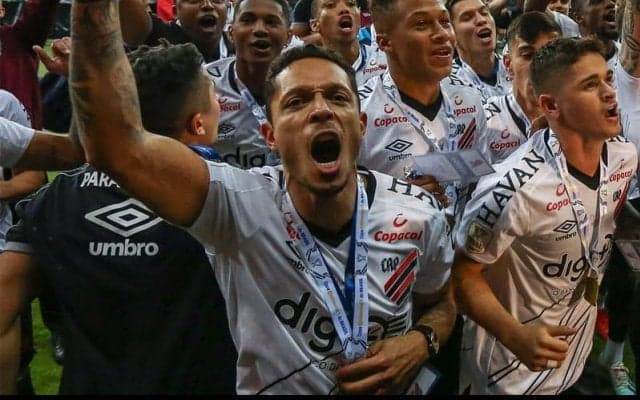 元バルサの元ブラジル代表DFアドリアーノがベルギーのオイペンに加入