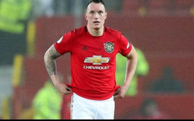 「フィル・ジョーンズより優れたDFを挙げて」ツイッターがユナイテッドの苦情を受け投稿削除