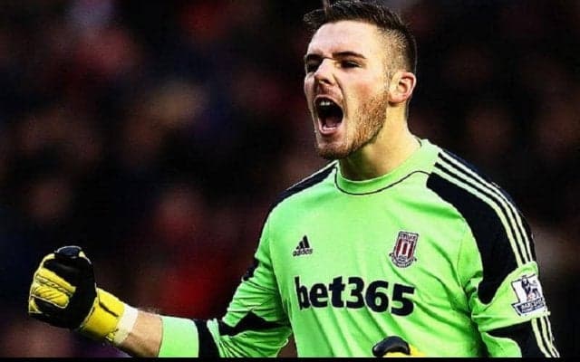 イングランド期待のGKバトランドが名手マフレズの強烈なミドルシュートをスーパーストップ！【アンビリーバブル・セーブス】