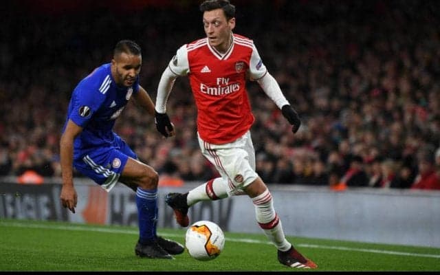 エジル、アーセナルとの現行契約の全うを強調「決めるのは僕自身」