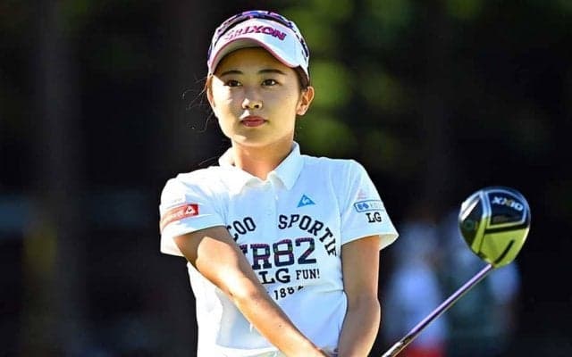 安田祐香がカメラ目線で笑顔　手を振る姿にエール「頑張って！」「ピンクもお似合い」