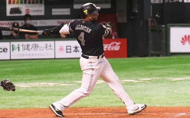 鷹バレンティンが今季初の猛打賞！　試合前練習では柵越えがPepperを直撃＆破壊