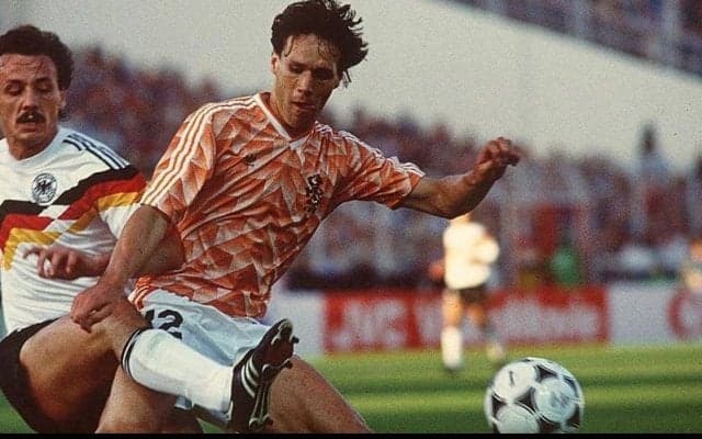 伝説のオランダ人FW、“聖マルコ”ことマルコ・ファン・バステンが決めた美しいバイシクルゴール【インクレディブル・ゴールズ】