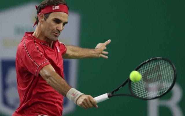 フェデラーはテニス以外もお上手？大観衆の中軽々決めたシュート