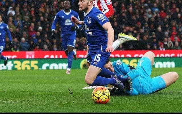 イングランド屈指のストッパー、バトランドが咄嗟のセーブでルカクの決定機を阻止！【アンビリーバブル・セーブス】