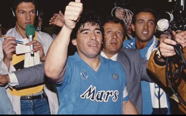 「ナポリの王様」マラドーナが難しいボックス内からの間接FKを優しくゴールイン【インクレディブル・ゴールズ】