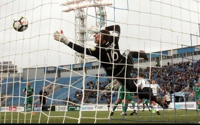 ロシアのベテランGKゴロドフがロケットのような弾丸ミドルを片手でセーブ！【アンビリーバブル・セーブス】