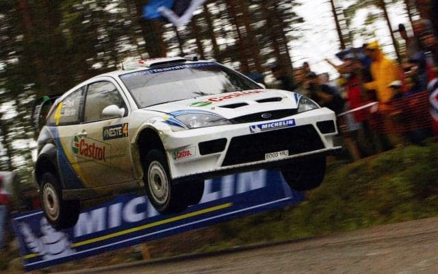 記憶に残るこの一戦：2003年フィンランド、エストニア国旗はためくマルコ・マルティンの勝利
