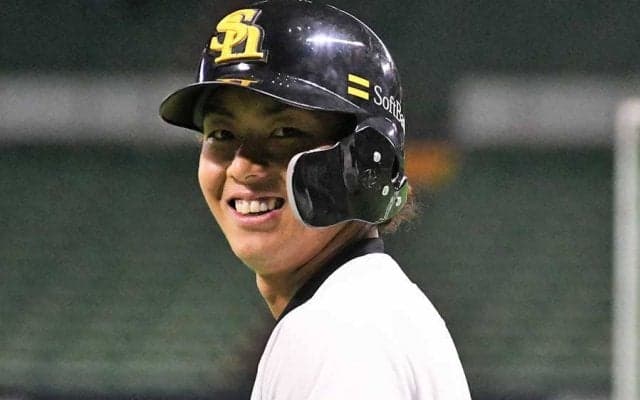 「弘法は筆を選ばず」　鷹・今宮の美技“ヘルメットキャッチ”にファン驚愕