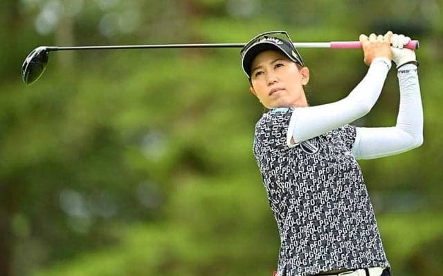 上田桃子、青光りするジャガーとの“ド迫力2ショット”に注目「お似合い」「いい色！」