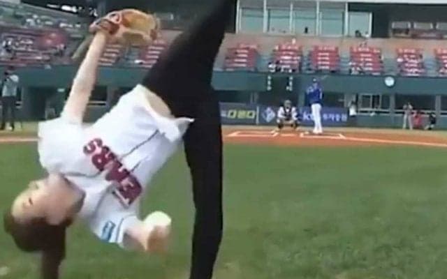 「これはどんな魔法？」韓国人美女のアクロバット投球が米で再脚光＆驚愕