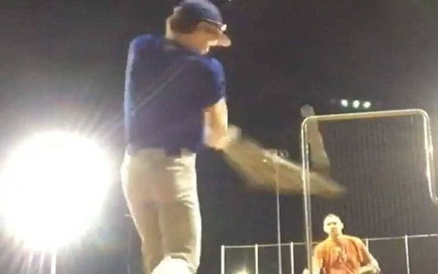 「Oh、No!!」　本塁打が走行中の車直撃、“悲鳴の瞬間”が反響拡大「逃げろ逃げろ！」