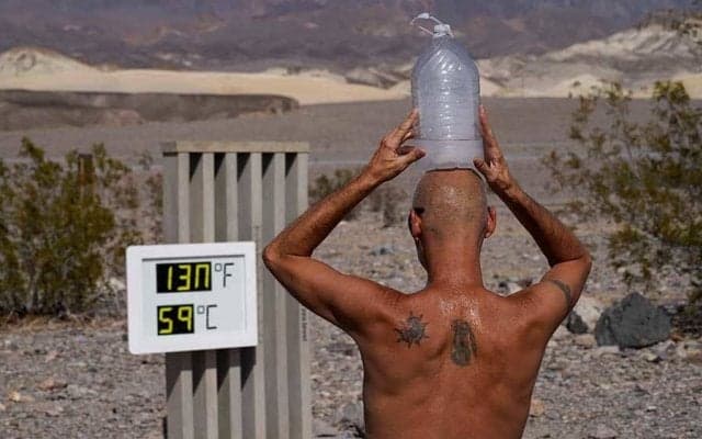 気温50度のゴルフは「腕毛が焼ける」　殺人的熱波デスバレーの“無謀な挑戦”に米注目