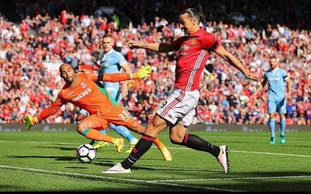 ストークのベテランGKグラントが、ズラタンとの1vs1の決定機をダブルセーブで阻止！【アンビリーバブル・セーブス】