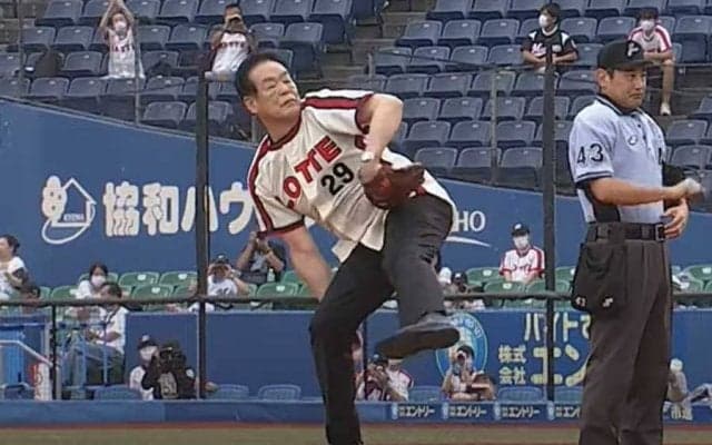 「70歳の球じゃない」　鷹松田宣がスイング忘れ見惚れた村田兆治氏“マサカリ始球式”