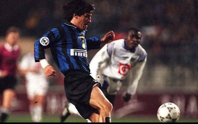 チリの英雄的ストライカー、サモラーノが決めたエレガント過ぎるバックヒールゴール【インクレディブル・ゴールズ】