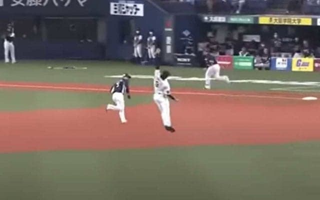 「辻コーチが素敵」オリ1軍新コーチのリアクションにも反響　大城＆源田が美技応酬