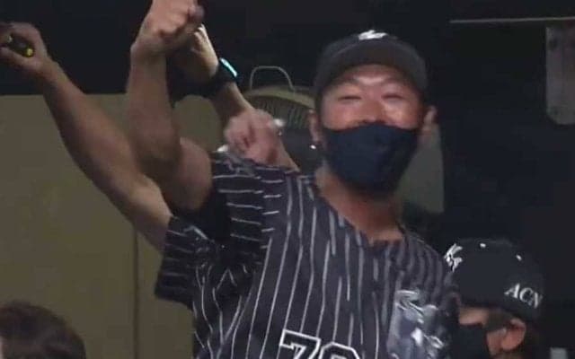 「ホンマ雰囲気ええ」「原動力が辻コーチ」　オリ同点打に誰よりも喜ぶ“辻ガッツ”が話題