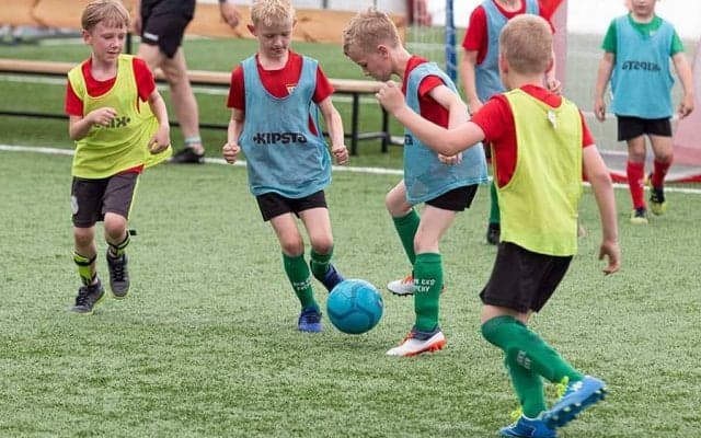 サッカー選手として「成功する確率は500分の1以下」　英国のコーチが重視する親との対話