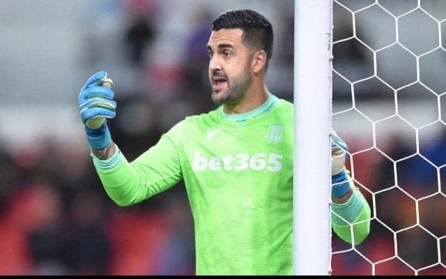 ストークGKフェデリチがクリヒの狙いすましたミドルシュートを指先でギリギリセーブ！【アンビリーバブル・セーブス】