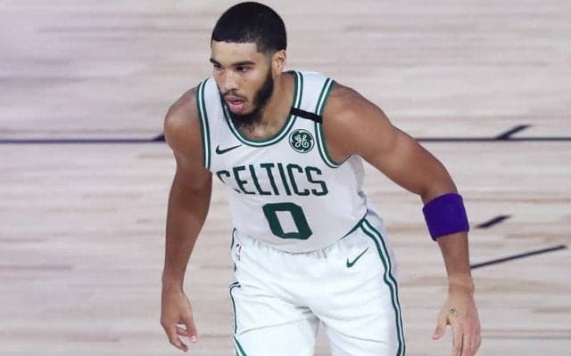 地区準決勝進出を決めたジェイソン・テイタム「コービーは今でも大きな存在なんだ…」