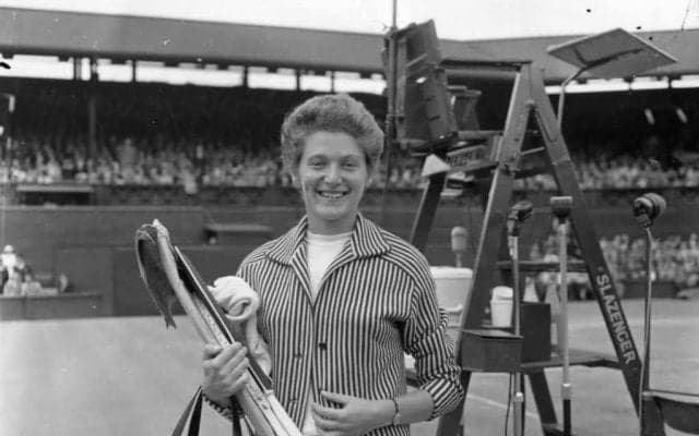 2つの差別と闘ったテニスレジェンド、85歳で死去