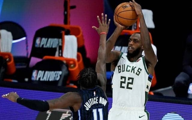 バックスがマジックに3連勝で1回戦突破に王手、ミドルトンがシリーズ最多の21得点