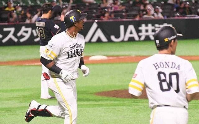 鷹グラシアル「完璧」今季初アーチ　1台800万円の“ロボット応援団”かすめるも被害なし