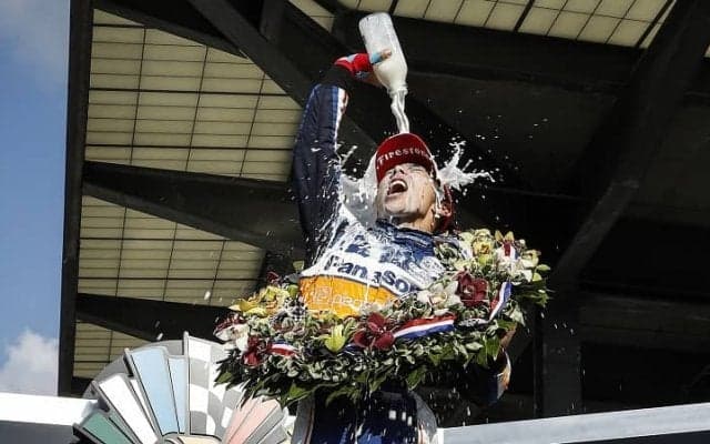 「今度こそ国民栄誉賞ものの快挙ではないか」との声も　佐藤琢磨が３年ぶり２度目のインディ５００優勝