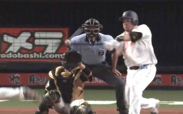 「なんじゃこりゃ」「変態打法」西武・山川の軽打＆悪球打ち17号にファン呆然