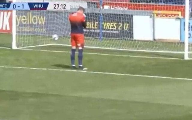 バックパスをトンネルで失点　赤っ恥の英2部GKに海外爆笑「私なら泣いてしまう」