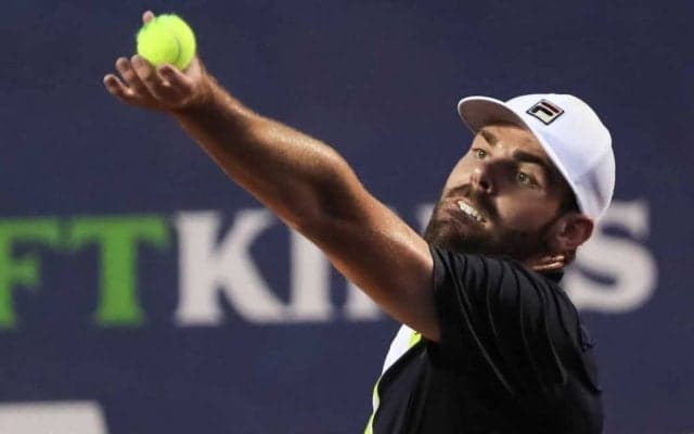 身長211cmからの強烈サーブでノックアウト！？「これが試合の締め方だ」