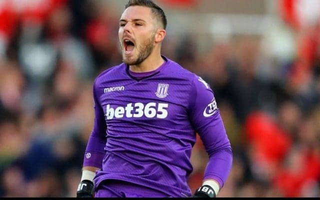 ストークGKバトランドがデ・ブライネのミドルを力強い右手でスーパーストップ！【アンビリーバブル・セーブス】