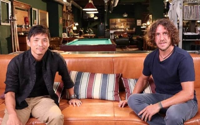 スペインで５シーズン目を戦い終えた乾貴士と、バルセロナの黄金期を築いたレジェンド、カルラス・プジョルが特別対談