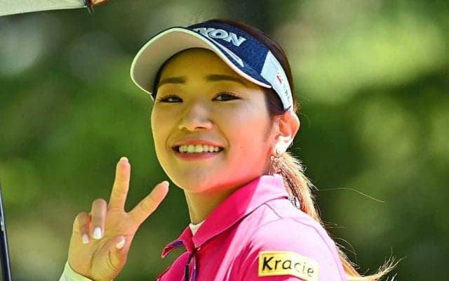 「ポーズにやられた」　“チェック柄スカート”を披露する安田彩乃に反響「かわいい」