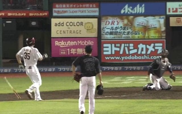 「ムーンウォークで一塁到達」　楽天島内、前代未聞の“バック出塁”にファン爆笑