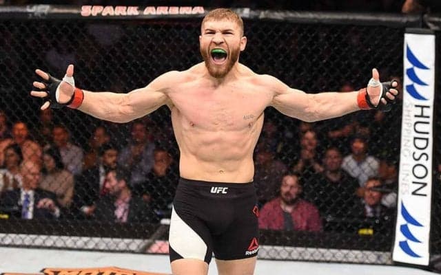 完璧なハルクに変身!?　UFC、名物男の計量“4変化”に米注目「やりすぎ！」「面白い」