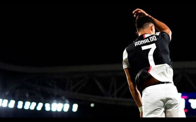 メッシ退団説が加速する一方 ロナウドは残留を明言「3シーズン目を...」