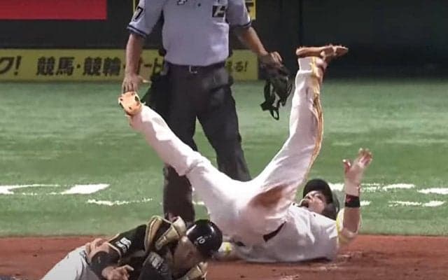 「武田もっと笑えやぁ！」　鷹松田宣、先発右腕に笑顔届ける“激走生還”が話題