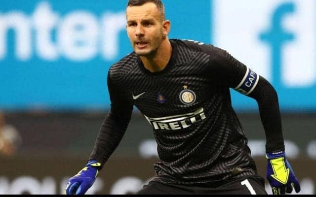 インテルの頼れる守護神ハンダノビッチがカリアリの反撃を阻むファインセーブ！【アンビリーバブル・セーブス】