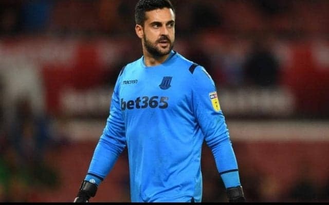 ストークGKフェデリチが強烈ミドルをアクロバティックな横っ飛びセーブ【アンビリーバブル・セーブス】