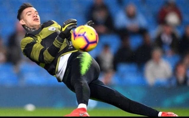 シティの守護神エデルソンがキャロルの至近距離からの強烈なシュートをスーパーストップ！【アンビリーバブル・セーブス】