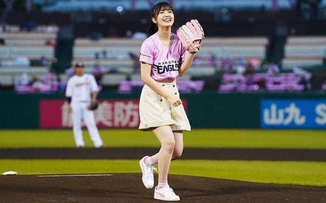 「天使」「可愛すぎ」　ピンクユニが似合う乃木坂46久保史緒里さんポニーテール始球式
