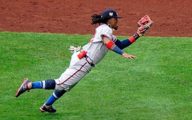 【MLB】アクーニャの“略奪”キャッチにハーパー激怒　地団太踏む姿にファン「大きな赤ちゃん」