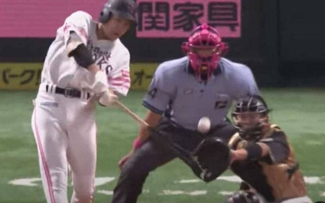 「異次元過ぎる」「なんでその弾道で…」　鷹柳田、逆方向弾丸“変態アーチ”にファン唖然