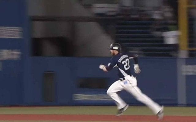 「めっちゃ速い」「神助っ人」　西武スパンジェンバーグ、周東級の“快速三塁打”に衝撃