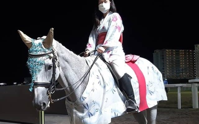 川崎競馬場名物“コスプレ誘導馬”　夏を感じるスイカと浴衣姿でお披露目