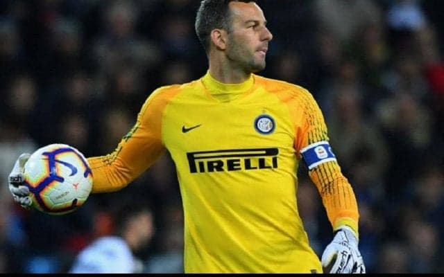 インテル守護神、ハンダノビッチが至近距離の強烈なシュートを超反応ビッグセーブ【アンビリーバブル・セーブス】